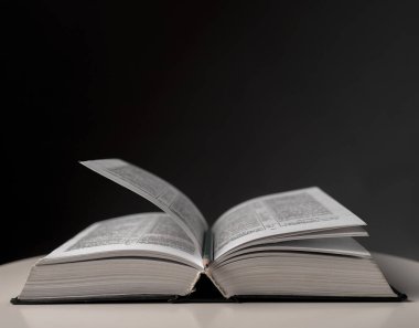 Kitabı sayfa ve kalemle aç. Masanın üzerinde sert bir kapakla ders kitabı. Eğitim ve öğrenme kavramı