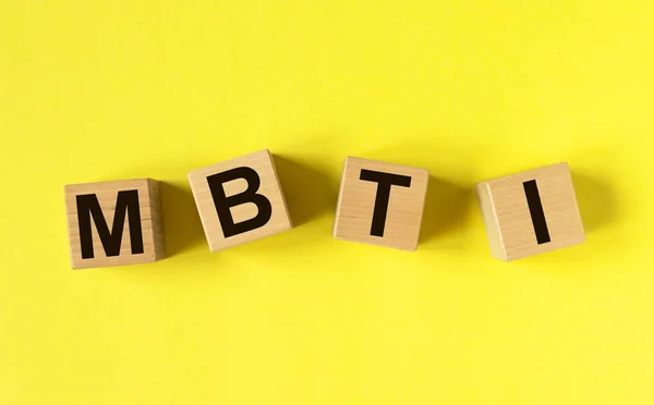 MBTI kısaltması, tahta kesiklere yazılmış. Kişilik konsepti türleri