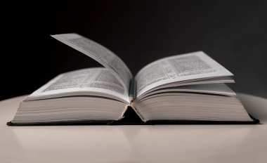 Kitabı sayfa ve kalemle aç. Masanın üzerinde sert bir kapakla ders kitabı. Eğitim ve öğrenme kavramı