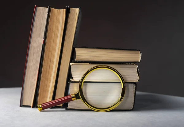Stack av böcker med förstoringsglas, Utbildning, forskning, sökbegrepp — Stockfoto