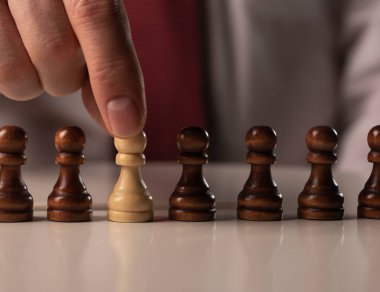 İş adamının elinde eşsiz bir piyon. İş ya da politik casusluk. İnsan hakları kavramı