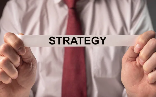 Słowo strategii w rękach biznesmena. Koncepcja planowania strategicznego — Zdjęcie stockowe