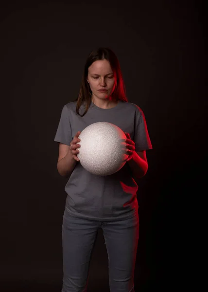 Koncepcja psychologiczna. Młoda kobieta patrzy na białą kulę lub piłkę i myśli, podejmuje decyzje — Zdjęcie stockowe
