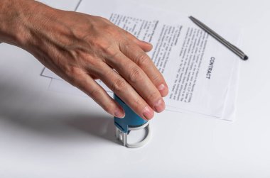 Sözleşme damgası. İş adamı ya da avukat ve damga