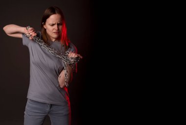 Zincirle bağlanmış genç bir kadın, umutsuzluktan muzdarip, psikolojik sorunlar. Ağır yük kavramına sahip mutsuz kişi. Kopyalama alanı olan pankart