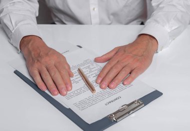 Sözleşme imzalama konsepti. Belgeler doğrulanıyor ve onaylanıyor