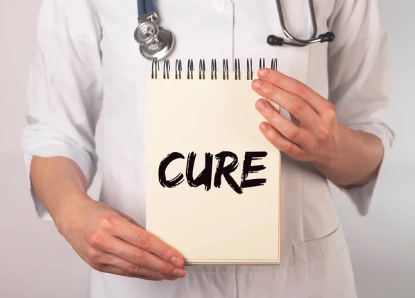 Η λέξη θεραπεία στα χέρια του γιατρού στο χαρτί. Ιατρική έννοια — Φωτογραφία Αρχείου