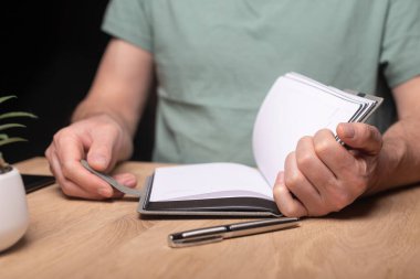 Ajandası olan erkek eller ya da hayatı planlamak için defter. Adam bugünün gündemini görmek için planlama yapıyor