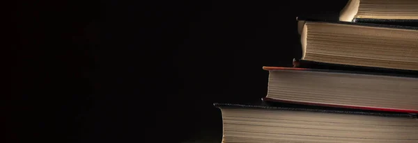 Fogalom Haladás Oktatás Olvasás Lépcsők Egy Halom Fekete Hátterű Könyvből — Stock Fotó