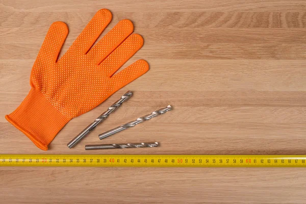 Bouw Oranje Handschoen Met Metalen Stalen Boren Tape Maatregel Houten — Stockfoto