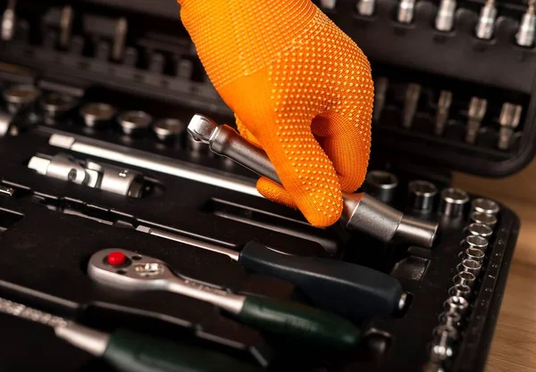 Man Hand Handske Hålla Metall Handtag Förlängningsverktyg Den Från Verktygslåda — Stockfoto