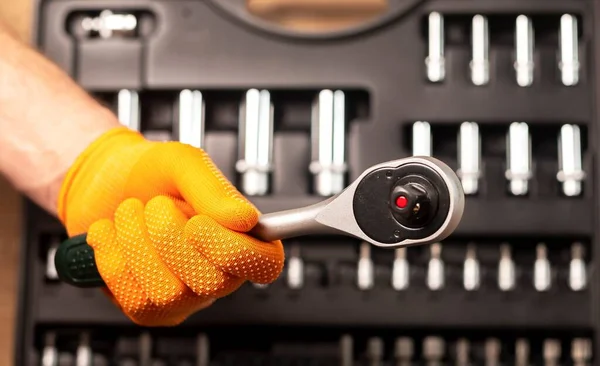 Mannelijke Hand Het Bouwen Van Handschoen Met Socket Ratel Handvat — Stockfoto