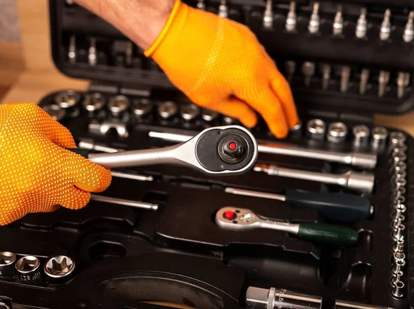 Mannelijke Hand Het Bouwen Van Handschoen Met Socket Ratel Handvat — Stockfoto