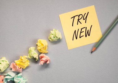 Yeni metin, kağıt üzerinde mesaj deneyin. Öğrenme ve iş dünyasındaki motivasyon.