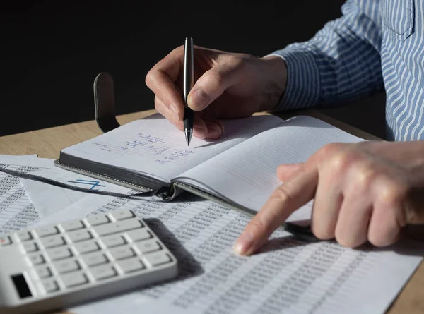 Finansal Belgelerle Muhasebe Istatistikleriyle Çalışan Bir Adamı Vergi Hesapları Bütçe — Stok fotoğraf