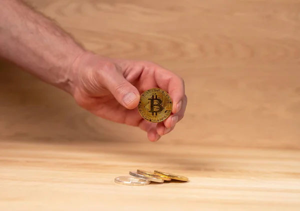 Bitcoin Gyllene Mynt Manlig Hand Cryptocurrency Och Crypto Investeringar — Stockfoto