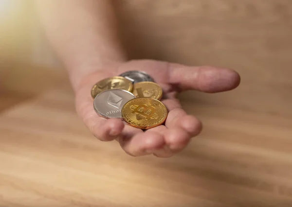 Bitcoin Etherium Eth Litecoin Złota Srebrna Moneta Ręku Mężczyzny Inwestycje — Zdjęcie stockowe