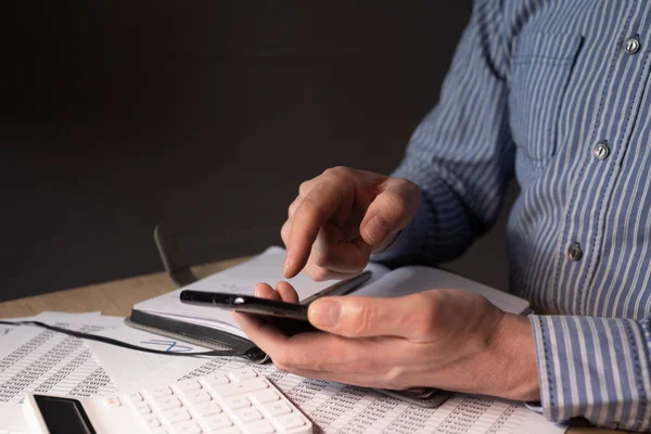 Affärsman Med Mobiltelefon Hand Och Finansiella Dokument Med Nummer — Stockfoto