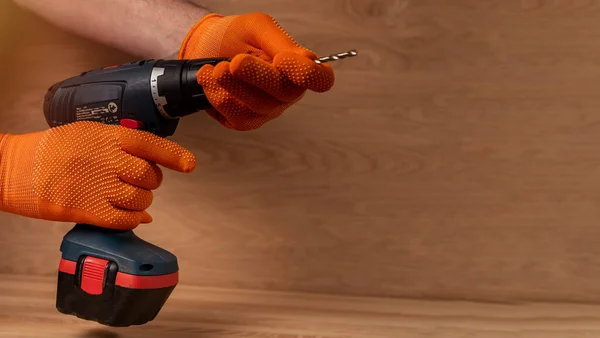 Mannelijke Hand Het Bouwen Van Handschoenen Met Professionele Accuboor Gereedschap — Stockfoto