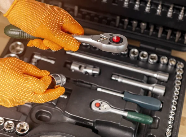 Mannelijke Hand Het Bouwen Van Handschoen Met Socket Ratel Handvat — Stockfoto