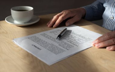 Ofiste imzalamak için sözleşmeyi okuyan adam..