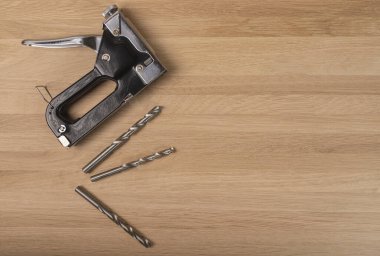 İnşaat zımbası, ahşap arka planda metal çelik matkaplar, düz döşeme, üst manzara. Metin için yeri olan inşa ve onarım araçları.