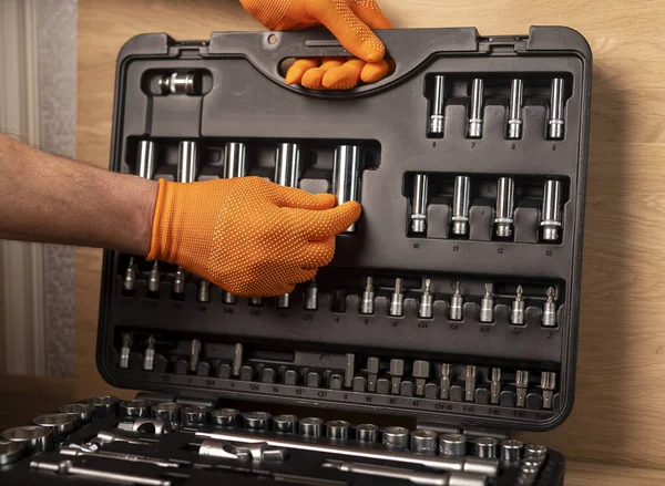 Mannelijke Hand Bouwhandschoen Met Deurkruk Handvat Uit Gereedschapskist Genomen Industrieel — Stockfoto