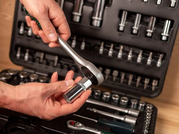 Soket mandal saplı erkek el ve metal altıgen metal başlı uğursuz soket. Endüstriyel metal alet, kapat..