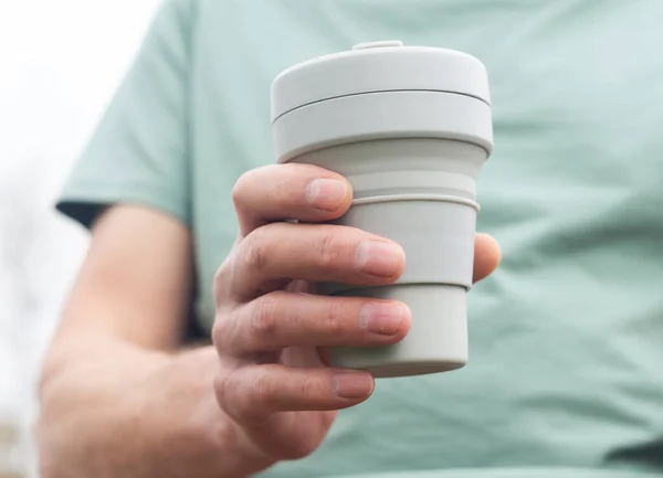 Copo Dobrável Para Tomar Café Chá Mão Masculina Com Caneca — Fotografia de Stock