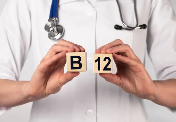 B12 Vitaminzusatzinschrift Auf Holzwürfeln Medizinische Verschreibung — Stockfoto