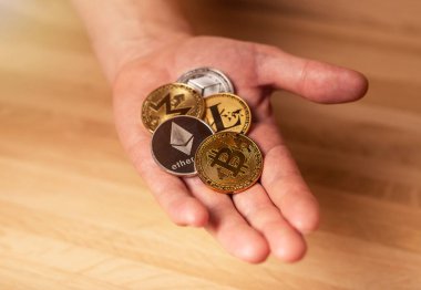 Bitcoin, etherium, eth, litekoin altın ve gümüş para erkek elinde. Kripto para birimi ve kripto yatırımı.