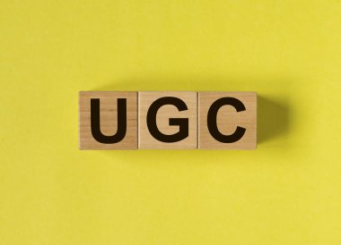 Sarı üzerine sosyal medya için UGS veya Kullanıcı tarafından oluşturulan içerik kısaltması.