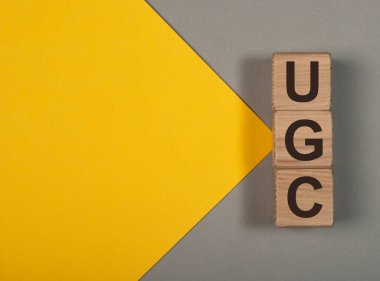 UGC kullanıcısı sarı ve gri afiş zemininde metin için kopyalama alanı olan zarlar üzerinde içerik oluşturdu.