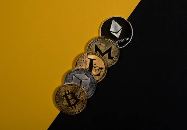 Farklı parlayan kripto paralar, kripto paralar. Bitcoin, litekoin, ethereum, monero ve NEO sarı ve siyah arkaplan, üst görünüm.
