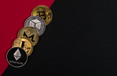 Farklı parlayan kripto para birimleri, siyah ve kırmızı afiş üzerine şifreli döviz afişi ve metin için yer.