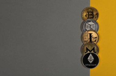 Farklı parlayan kripto paralar, kripto paralar. Bitcoin, litekoin, ethereum, monero ve NEO sarı ve gri arka planda. Kopyalama alanı olan pankart.
