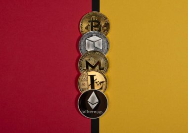 Farklı parlayan şifreli paralar, kripto para birimi konsepti. Artılar ve eksiler, artılar ve eksiler, iki taraf. Bitcoin, litekoin, ethereum, monero ve NEO.