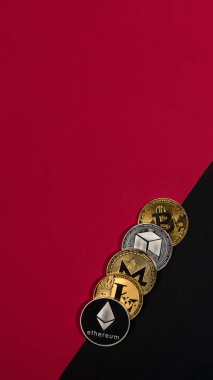 Parlak kripto para birimleri, şifreli para birimi dikey pankart siyah ve kırmızı arkaplan için metin yeri.