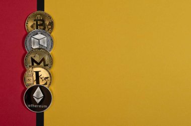 Farklı parlayan şifreli paralar, kripto para birimi konsepti. Bitcoin, litekoin, ethereum, monero ve NEO ile renklendirilmiş pankart.