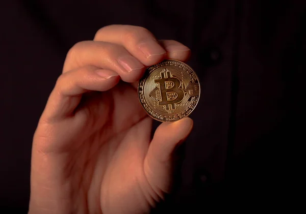 Glänsande Bitcoin Btc Gyllene Mynt Manlig Hand Över Svart Bakgrund — Stockfoto