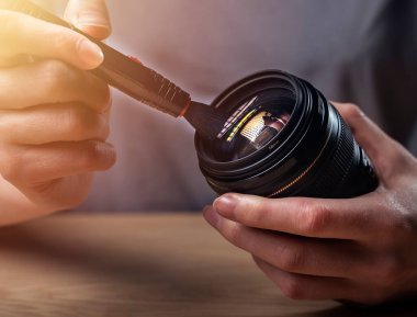 Profesyonel fırça aracı ile el temizleme kamera lensi, kapalı, toz kaldırma.