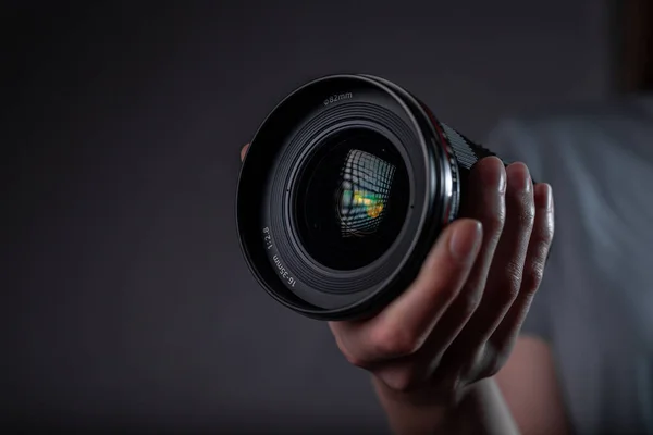 Lensa Kamera Digital Modern Tangan Atas Latar Belakang Abu Abu — Stok Foto