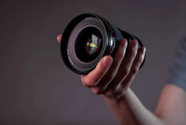 Moderní Digitální Fotoaparát Objektiv Ruce Zavřít Přes Tmavé Pozadí — Stock fotografie