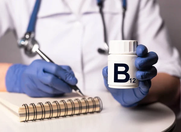 Integratore Vitaminico B12 Barattolo Bianco Nelle Mani Del Medico Nei — Foto Stock