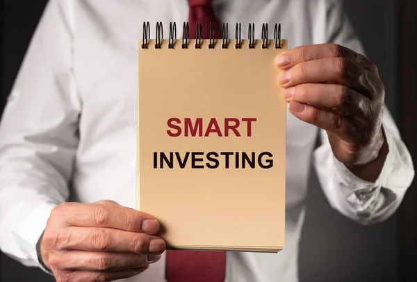Έξυπνη ιδέα επένδυσης. Λέξη επενδύσεων. Χρήματα και χρηματοδότηση — Φωτογραφία Αρχείου