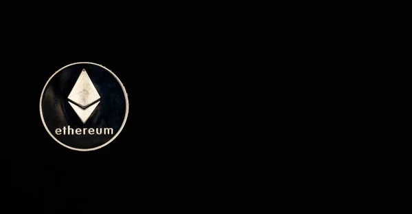 Ethereum vagy Etherum ezüst érme fekete háttérrel. Az eth szimbólum felső nézete szöveghellyel — Stock Fotó