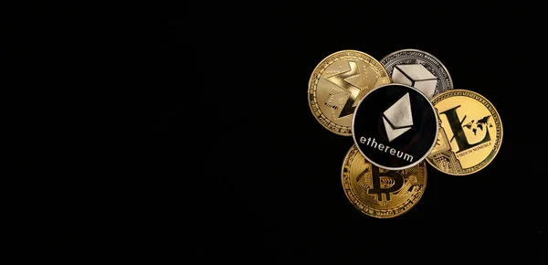 Fényes crypto valuta érmék halom fekete háttér, felső nézet Ethereum, bitcoin, monero, litekoin — Stock Fotó