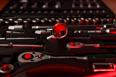 Araç ve ev onarımı için farklı metal aletler içeren alet kutusunu aç, kapat.