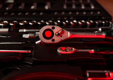 İnşaat ve onarım için farklı metal aletlere sahip araç gereçleri aç, kapat