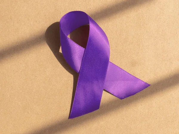 紫罗兰或紫色缎带。医疗意识概念 — 图库照片